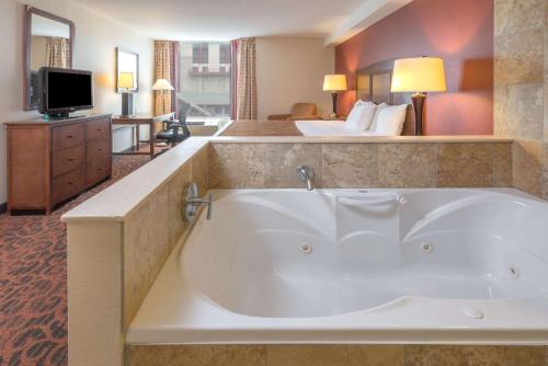尼亚加拉大瀑布华美达酒店的一间浴室