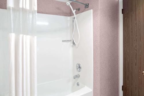 斯波坎谷斯波坎谷华美达酒店 的带淋浴和浴帘的浴室
