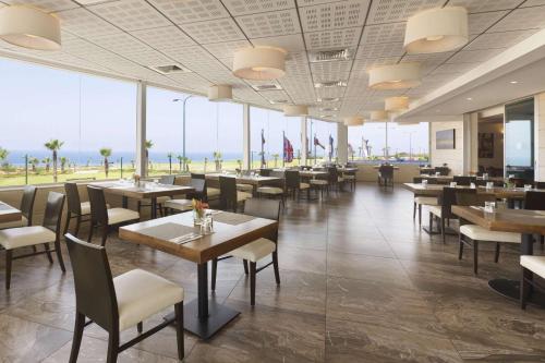 Ramada Hotel & Suites by Wyndham Netanya餐厅或其他用餐的地方