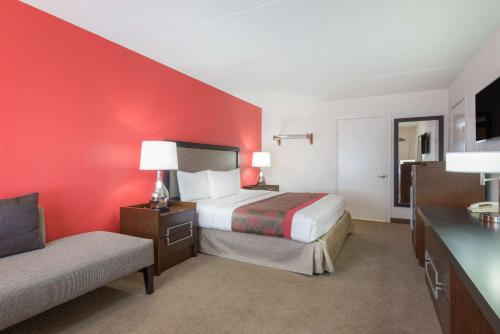 阿尔伯克基机场华美达酒店客房内的一张或多张床位