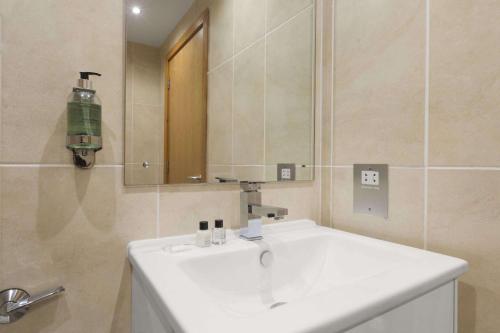 特尔福德华美达特尔福德铁桥酒店的浴室设有白色水槽和镜子