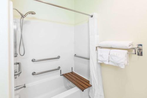 威廉姆斯威廉姆斯华美达酒店的带淋浴、浴缸和毛巾的浴室