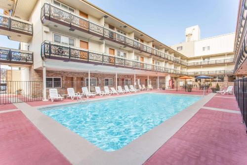 埃尔科埃尔科华美达酒店和赌场的游泳池位于酒店的庭院