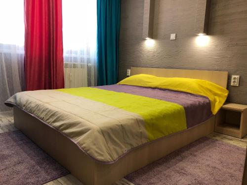 索非亚Oscar Wilde Apartment的一间卧室配有一张带黄色毯子的大床
