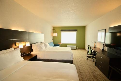 柯克斯维尔Holiday Inn Express & Suites - Kirksville - University Area, an IHG Hotel的酒店客房配有两张床和一张书桌