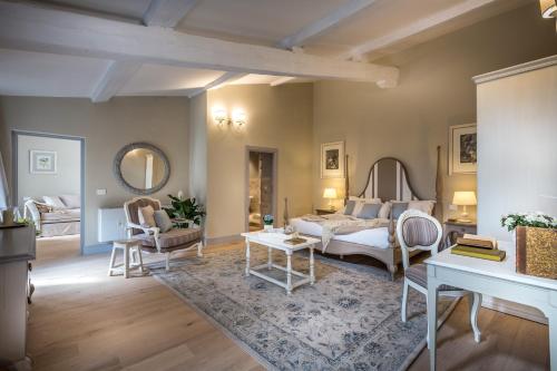 佛罗伦萨帕拉索雷蒂夫德波卡住宅酒店的客厅配有床和桌子