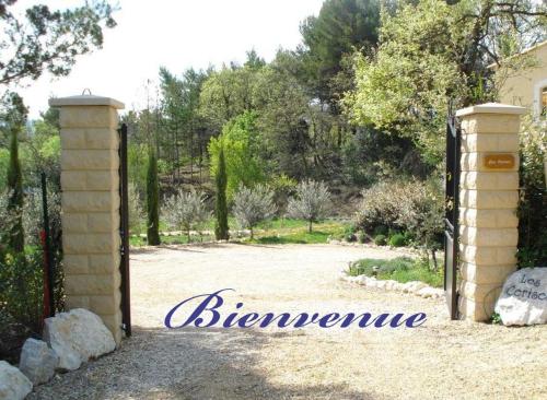 圣萨蒂南艾普特Les Cerises的通往花园的大门,名字叫伯恩尼