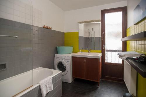 马赛RENTY Côté Parc Parking inclus的一间带洗衣机和水槽的浴室