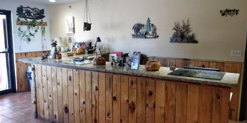 科迪水牛比尔鹿角酒店的一间厨房,内设木制台面