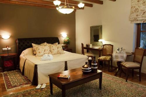 蒂米萨那麦特克斯精品酒店的一间卧室配有一张床,客厅配有桌子