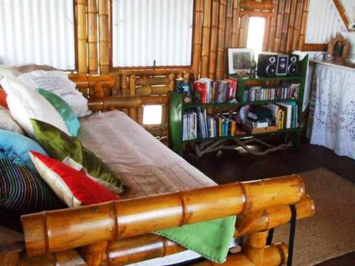 巴伊亚福尔莫萨Pousada Sabambugi的一间卧室配有一张带色彩缤纷枕头的木床。