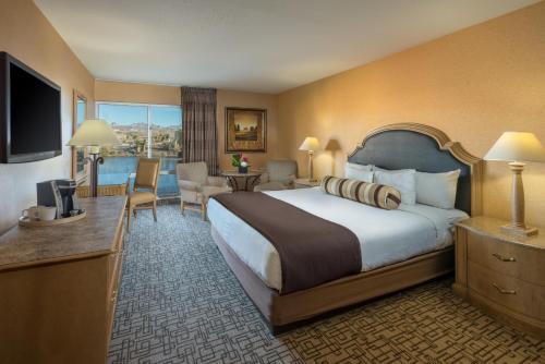 劳克林高登劳克林酒店的酒店客房设有一张大床和一台电视。