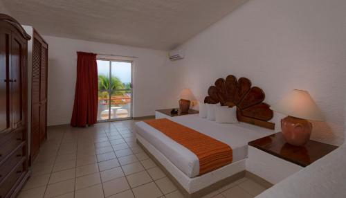 曼萨尼约维萨它普蕾雅德奥鲁曼萨尼约酒店的一间卧室设有一张大床和一个大窗户