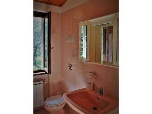 马尔切西内casa caberlon的一间带水槽、卫生间和镜子的浴室