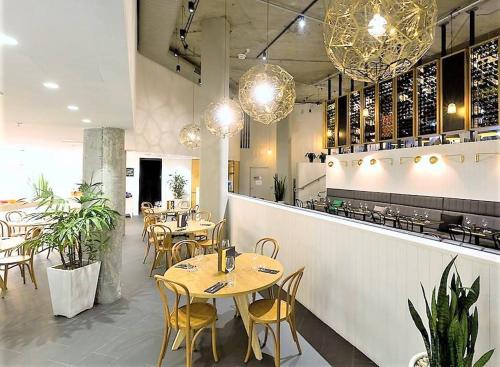 悉尼悉尼歌曲酒店的一间带桌椅的餐厅和一间酒吧