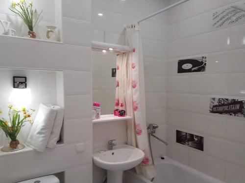 克列缅丘格Luxurious apartments at Soborna St的白色的浴室设有水槽和卫生间。
