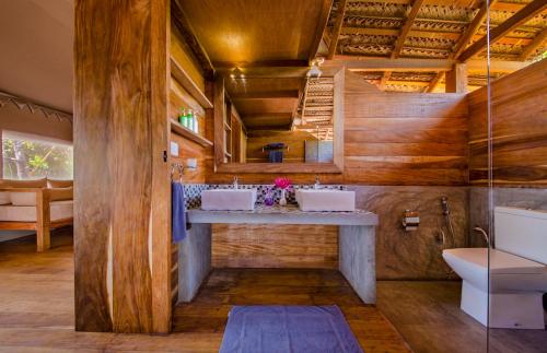 阿洪加拉Jungle Beach Ahungalla的一间带两个盥洗盆和卫生间的浴室