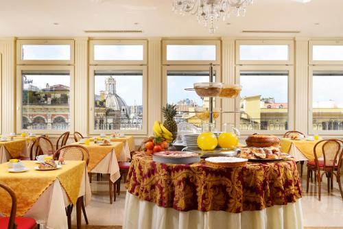 罗马Hotel Bolivar的用餐室配有餐桌和食物