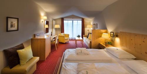 菲耶圣安东酒店的酒店客房配有两张床和一张书桌