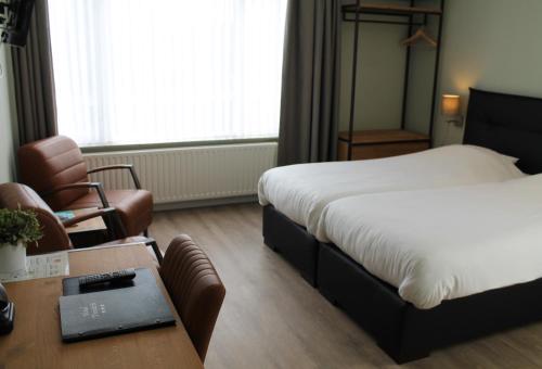 泰尔讷曾特里尼特酒店 的酒店客房配有一张床、一张桌子和一把椅子。