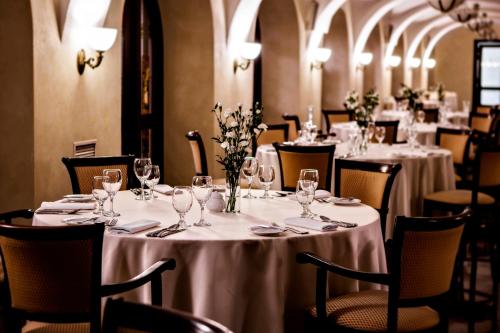 威利兹卡图洛卡酒店和Spa的餐厅的一排餐桌,配有白色桌布