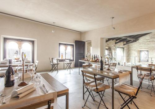 加比亚诺盖比亚诺城堡酒店的用餐室设有桌椅和窗户。