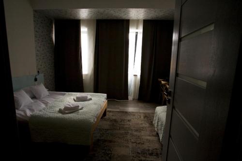 戈尔利采Motelik Grosar Gorlice的一间小卧室,配有床和窗户