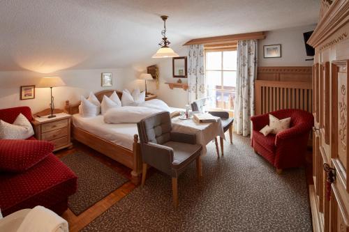 罗伊特金特霍夫酒店的酒店客房带一张床、一张桌子和椅子