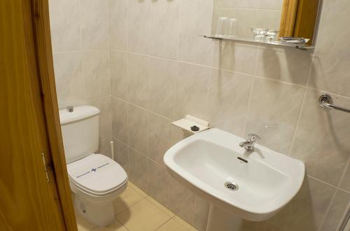 阿尔卡尼斯Hostal Los Calatravos的浴室配有白色卫生间和盥洗盆。