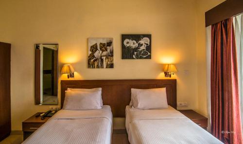 瓦斯科达伽马昆尼酒店的酒店客房,设有两张床和镜子