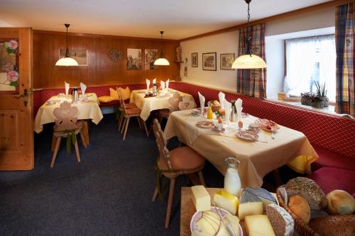 罗伊特金特霍夫酒店的用餐室配有桌椅和蜡烛