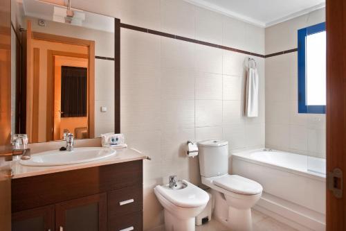 阿利坎特阿利坎特山公寓的浴室配有卫生间、盥洗盆和浴缸。