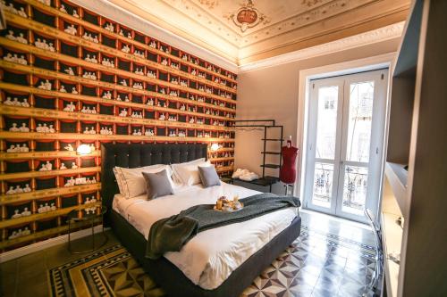 巴勒莫Family Affair Palermo的一间卧室配有一张床和一张架子的墙壁