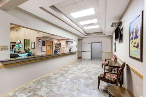 戴德伍德Travelodge by Wyndham Deadwood的医院的候诊室,带椅子和柜台