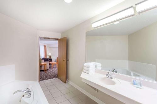 麦迪逊菲奇堡温德姆花园酒店的一间浴室