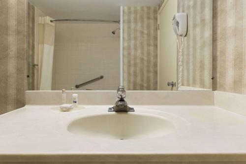 埃德门兹顿埃德门兹顿品质酒店的浴室水槽设有水龙头和镜子