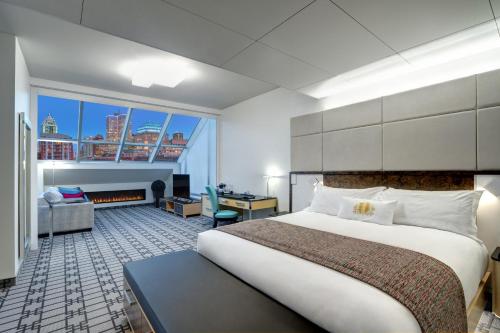 蒙特利尔芒特斯蒂芬酒店的酒店客房设有一张大床和一间客厅。