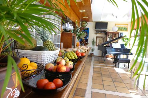 利亚内斯Prau Riu Hotel Hyundai-Asturdai的桌上的水果蔬菜,钢琴