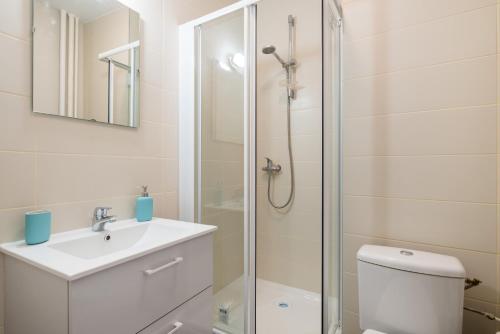 里昂Appartement Lyon Gerland - Enjoy in Lyon的带淋浴、盥洗盆和卫生间的浴室