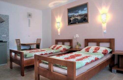 宁布尔克尤维诺特辑基宾馆的一间卧室配有两张床、桌子和灯