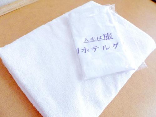 伊豆之国市Izu Nagaoka Kinjokan的一张白餐巾纸,上面写着一张桌子