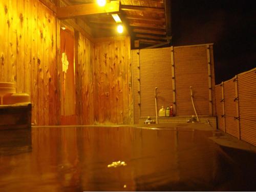 下吕市富岳下吕温泉酒店的一间带木墙和木地板的浴室