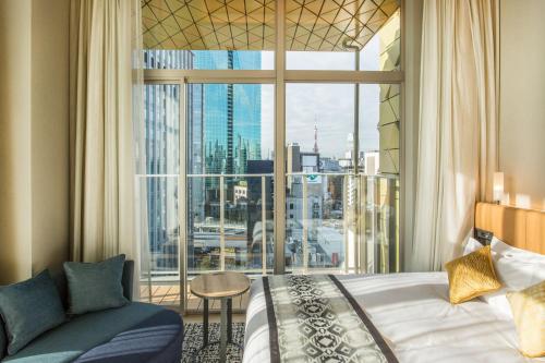 东京穆塞名铁银座酒店的酒店客房设有一张床和一个大窗户