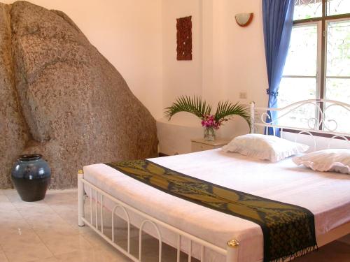 拉迈Seaview Paradise Mountain Holiday Villas Resort的一间卧室设有一张床和一个大窗户