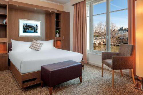 巴黎巴黎馨塔迪圣日耳曼德佩区酒店的卧室配有床、椅子和窗户。