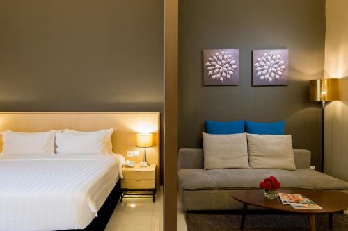 马六甲马六甲松闲酒店的酒店客房,配有床和沙发