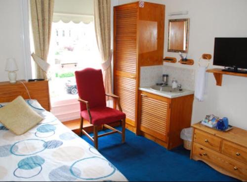 阿伯丁Denmore Guest House的卧室配有床、椅子和窗户。
