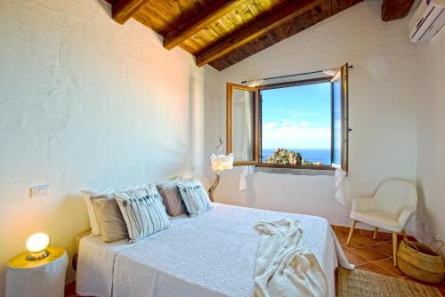 内比达Villa Brezza Marina的一间卧室设有一张床,享有海景