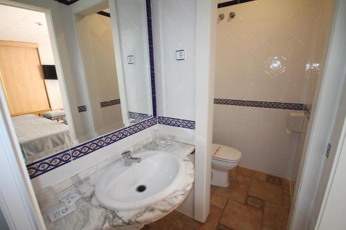 多列毛利诺斯卡里维拉地中海酒店的一间带水槽和卫生间的浴室