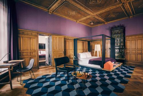 斯德哥尔摩Nobis Hotel Stockholm, a Member of Design Hotels™的卧室配有床、书桌和钢琴